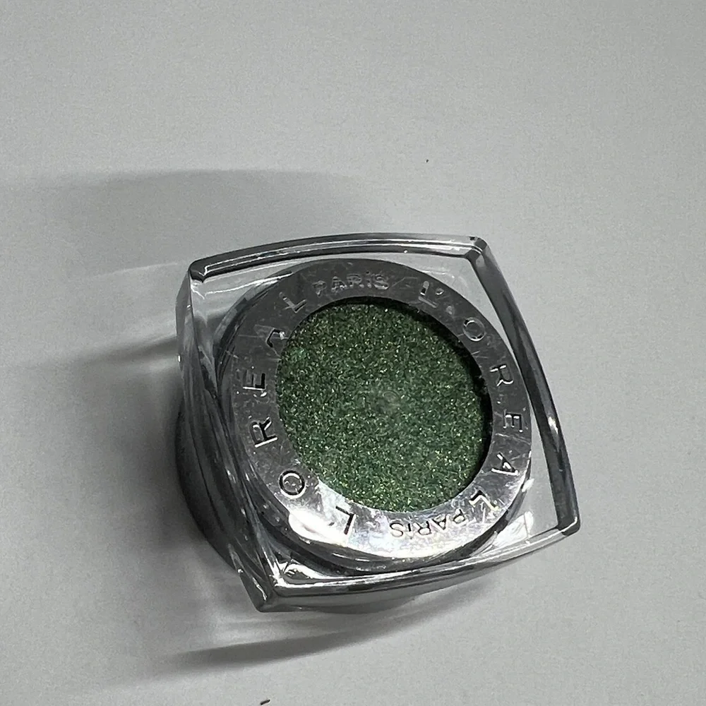 L’Oréal Guilded Envy (Rich Green)  Infalible Eyeshadow Pot